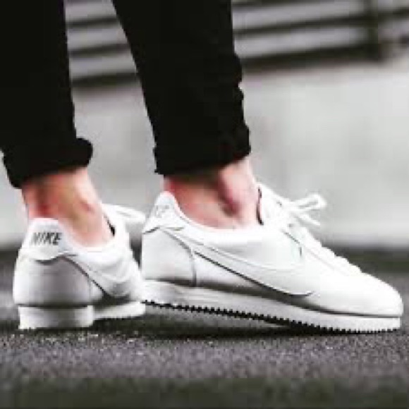 white nike shoes classic